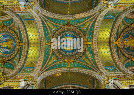 LYON, FRANKREICH, 23. JULI 2017: Innenraum der Basilika Notre-Dame de la Fourviere in Lyon, Frankreich Stockfoto