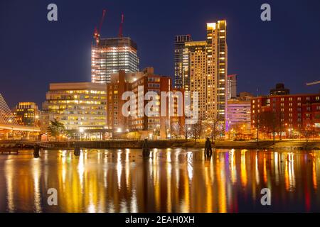 Boston Financial District Gebäude bei Nacht vom North Point Park in Cambridge, Massachusetts, USA. Stockfoto