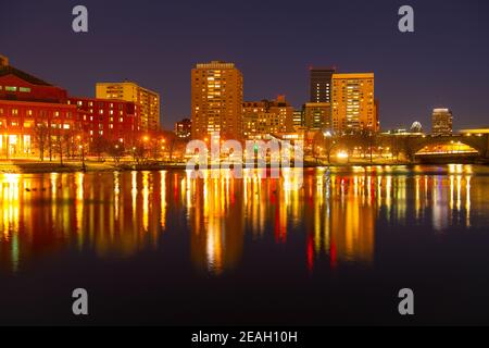 Boston Financial District Gebäude bei Nacht vom North Point Park in Cambridge, Massachusetts, USA. Stockfoto