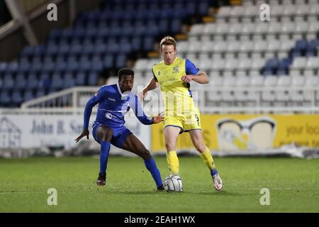 HARTLEPOOL, ENGLAND. FEB 9th; Timi Odusina von Hartlepool hat sich am Dienstag, den 9th. Februar 2021, beim Vanarama National League Spiel zwischen Hartlepool United und Solihull Moors im Victoria Park, Hartlepool im Einsatz mit Adam Rooney von Solihull Moors zusammengefunden. (Kredit: Mark Fletcher, Mi News) Kredit: MI Nachrichten & Sport /Alamy Live Nachrichten Stockfoto