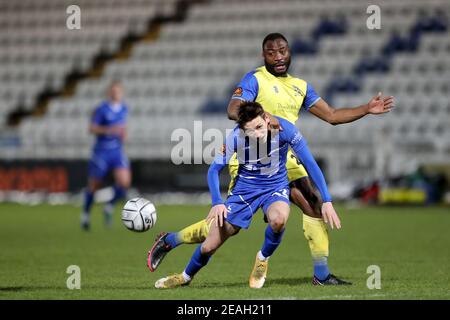 HARTLEPOOL, ENGLAND. FEB 9th; Nathan Cameron von Solihull Moors bestreitet einen Header mit Joe Gray von Hartlepool United während des Vanarama National League-Spiels zwischen Hartlepool United und Solihull Moors am Dienstag, den 9th. Februar 2021 im Victoria Park, Hartlepool. (Kredit: Mark Fletcher, Mi News) Kredit: MI Nachrichten & Sport /Alamy Live Nachrichten Stockfoto