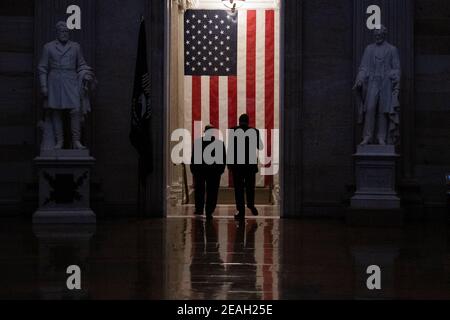 Senator Chris Coons (Demokrat von Delaware), links, Und US-Senator Mark Warner (Demokrat von Virginia), rechts, Spaziergang durch die Capitol Rotunda am Ende des ersten Tages des zweiten Senats Amtsenthebungsverfahren gegen den ehemaligen Präsidenten Donald Trump in der US-Capitol in Washington, DC, Dienstag, 9. Februar 2021. Kredit: Rod Lampey/CNP Stockfoto