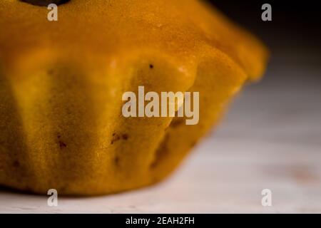 Köstliche Schokolade Mini-Kuchen mit Glasur mit Zusätzen von bedeckt Schokolade und Mandarine Stockfoto