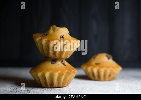 Köstliche Schokolade Mini-Kuchen mit Glasur mit Zusätzen von bedeckt Schokolade und Mandarine Stockfoto