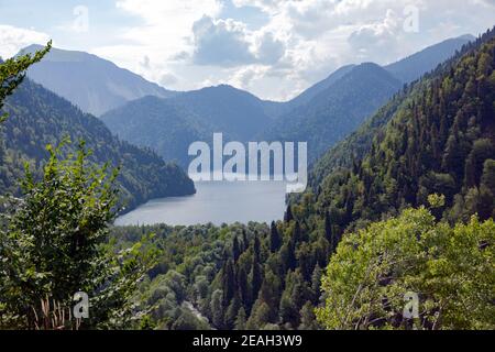 Bergsee zwischen den Felsen Stockfoto