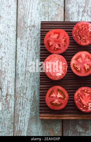 Bio-Lebensmittel. Hausgemachten Erbstück Tomaten geschnitten auf Eichenbrett Overhead Ansicht Stockfoto