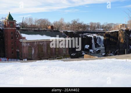 PATERSON, NJ -6 FEB 2021- Winteransicht der Great Falls des Passaic River, Teil des Paterson Great Falls National Historical Park in New Jersey Stockfoto