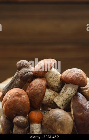 Stillleben im Herbst. Waldpilze. Haufen Steinpilze auf alten hölzernen Hintergrund Copyspace Stockfoto
