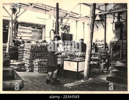 FRAUREUTH, OSTDEUTSCHLAND - 21. MAI 1965: Das Retro-Foto zeigt Arbeiter in der Fabrik - kommunistischer Block. Historisches Foto. Ehemalige DDR, 1960s. Stockfoto