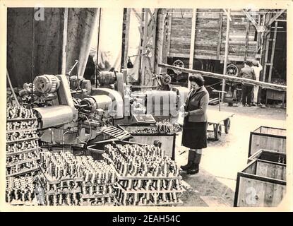 FRAUREUTH, OSTDEUTSCHLAND - 21. MAI 1965: Das Retro-Foto zeigt Arbeiterin in Fabrik - kommunistischer Block. Historisches Foto. Ehemalige DDR, 1960s. Stockfoto