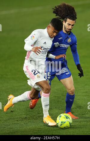 Madrid. Februar 2021, 9th. Real Madrids Marvin Park (L) steht mit Getafes Marc Cucurella während eines spanischen Fußballligaspiels zwischen Real Madrid und Getafe CF am 9. Februar 2021 in Madrid, Spanien, auf dem Spiel. Quelle: Edward F. Peters/Xinhua/Alamy Live News Stockfoto