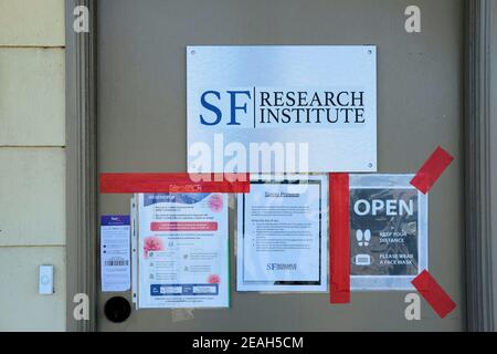 Schild am Eingang zum San Francisco Research Institute, einem globalen klinischen Forschungsinstitut, das klinische Studien und Studien durchführt. Stockfoto