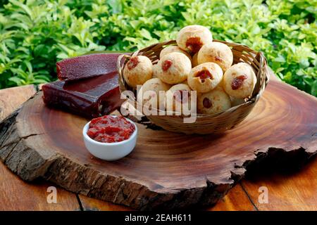 Brasilianisches Käsebrot, pao de queijo gefüllt mit Guava Stockfoto