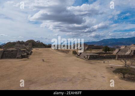 Archäologische Stätte Monte Albán, antike Hauptstadt der Zapoteken und UNESCO-Weltkulturerbe, auf einer Bergkette in der Nähe von Oaxaca-Stadt, Oaxaca, Mexiko. Stockfoto