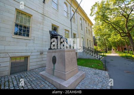 John Harvard Statue vor der University Hall in Old Harvard Yard, Harvard University, Cambridge, Massachusetts MA, USA. Stockfoto