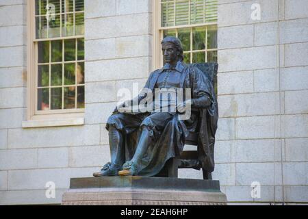 John Harvard Statue vor der University Hall in Old Harvard Yard, Harvard University, Cambridge, Massachusetts MA, USA. Stockfoto