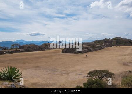 Archäologische Stätte Monte Albán, antike Hauptstadt der Zapoteken und UNESCO-Weltkulturerbe, auf einer Bergkette in der Nähe von Oaxaca-Stadt, Oaxaca, Mexiko. Stockfoto
