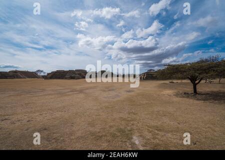 Archäologische Stätte Monte Albán, antike Hauptstadt der Zapoteken und UNESCO-Weltkulturerbe, auf einer Bergkette in der Nähe von Oaxaca-Stadt, Oaxaca, Mexiko. Stockfoto
