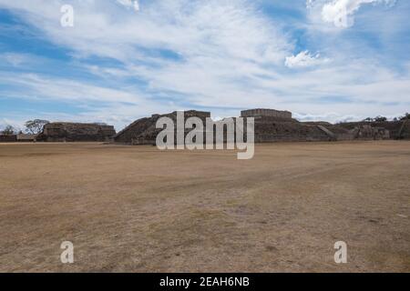 Archäologische Stätte Monte Albán, antike Hauptstadt der Zapoteken und UNESCO-Weltkulturerbe, auf einer Bergkette in der Nähe von Oaxaca-Stadt, Oaxaca, Mexiko. Stockfoto