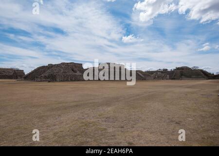 Archäologische Stätte Monte Albán, antike Hauptstadt der Zapoteken und UNESCO-Weltkulturerbe, auf einer Bergkette in der Nähe von Oaxaca-Stadt, Oaxaca, Mexiko. Stockfoto