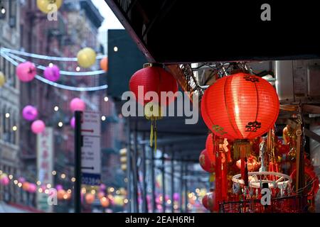 New York, USA. Februar 2021, 09th. Dekorative Laternen hängen über der Mott Street in Manhattans Chinatown-Viertel vor dem Beginn des chinesischen Neujahrs, New York, NY, 9. Februar 2021. Mitglieder der chinesischen Gemeinschaft und anderer asiatischer Kulturen feiern das chinesische Mondneujahr, das Jahr der OX, das am 12. Februar beginnt und bis Januar 31st als wichtigster Feiertag in China gilt. (Foto von Anthony Behar/Sipa USA) Quelle: SIPA USA/Alamy Live News Stockfoto