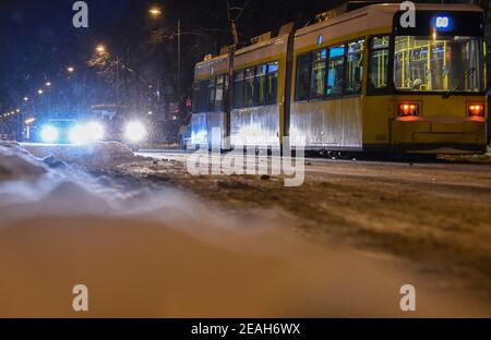 Berlin, Deutschland. Februar 2021, 09th. Eine Straßenbahn und Autos fahren bei Schneefall entlang der Bölschestraße in Friedrichshagen. Quelle: Kira Hofmann/dpa-Zentralbild/dpa/Alamy Live News Stockfoto