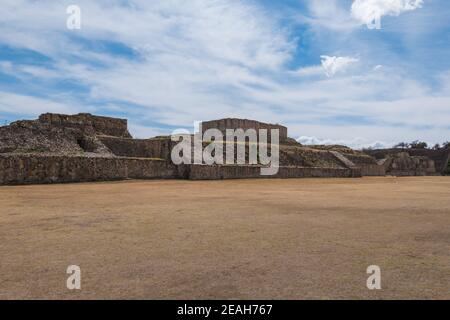 Archäologische Stätte Monte Albán, antike Hauptstadt der Zapoteken und UNESCO-Weltkulturerbe, auf einer Bergkette in der Nähe von Oaxaca-Stadt, Oaxaca, Mexiko. Stockfoto