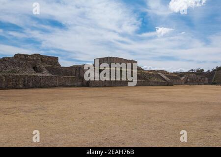 Archäologische Stätte Monte Albán, antike Hauptstadt der Zapoteken und UNESCO-Weltkulturerbe, auf einer Bergkette in der Nähe von Oaxaca-Stadt, Oaxaca, Mexiko. Stockfoto