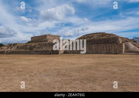 Archäologische Stätte Monte Albán, antike Hauptstadt der Zapoteken und UNESCO-Weltkulturerbe, auf einer Bergkette in der Nähe von Oaxaca-Stadt, Oaxaca, Mexiko. Stockfoto