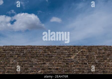 Archäologische Stätte Monte Albán, antike Hauptstadt der Zapoteken und UNESCO-Weltkulturerbe, auf einer Bergkette in der Nähe von Oaxaca-Stadt, Oaxaca, Mexiko. Stockfoto