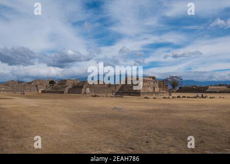Archäologische Stätte Monte Albán, antike Hauptstadt der Zapoteken und UNESCO-Weltkulturerbe, auf einer Bergkette in der Nähe von Oaxaca-Stadt, Oaxaca, Mexiko. Stockfoto