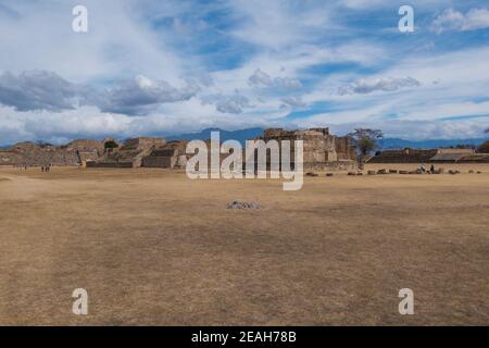 Archäologische Stätte Monte Albán, antike Hauptstadt der Zapoteken und UNESCO-Weltkulturerbe, auf einer Bergkette in der Nähe von Oaxaca-Stadt, Oaxaca, Mexiko. Stockfoto