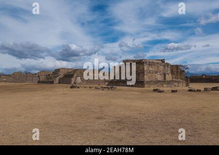 Archäologische Stätte Monte Albán, antike Hauptstadt der Zapoteken und UNESCO-Weltkulturerbe, auf einer Bergkette in der Nähe von Oaxaca-Stadt, Oaxaca, Mexiko. Stockfoto