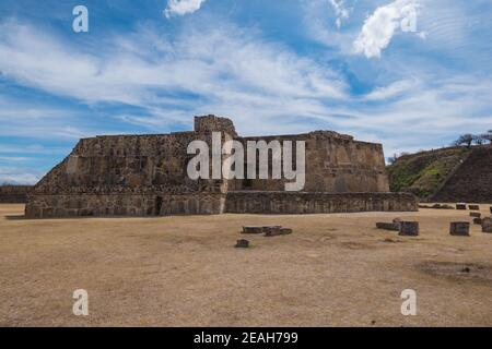 Archäologische Stätte Monte Albán, antike Hauptstadt der Zapoteken und UNESCO-Weltkulturerbe, auf einer Bergkette in der Nähe von Oaxaca-Stadt, Oaxaca, Mexiko. Stockfoto