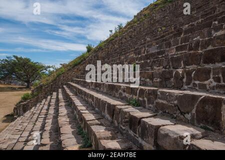 Archäologische Stätte Monte Albán, antike Hauptstadt der Zapoteken und UNESCO-Weltkulturerbe, auf einer Bergkette in der Nähe von Oaxaca-Stadt, Oaxaca, Mexiko. Stockfoto