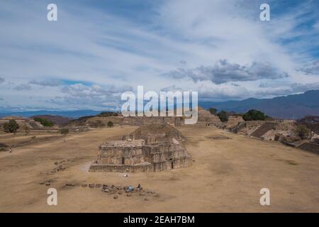 Archäologische Stätte Monte Albán, antike Hauptstadt der Zapoteken und UNESCO-Weltkulturerbe, auf einer Bergkette in der Nähe von Oaxaca-Stadt, Oaxaca, Mexiko. Stockfoto