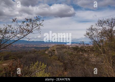 Archäologische Stätte Monte Albán, antike Hauptstadt der Zapoteken und UNESCO-Weltkulturerbe, auf einer Bergkette in der Nähe von Oaxaca-Stadt, Oaxaca, Mexiko. Stockfoto
