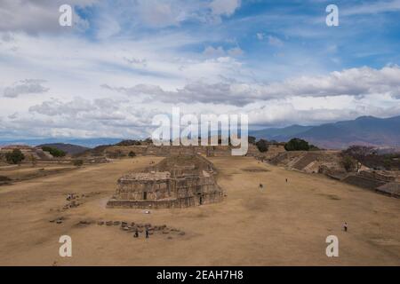 Archäologische Stätte Monte Albán, antike Hauptstadt der Zapoteken und UNESCO-Weltkulturerbe, auf einer Bergkette in der Nähe von Oaxaca-Stadt, Oaxaca, Mexiko. Stockfoto