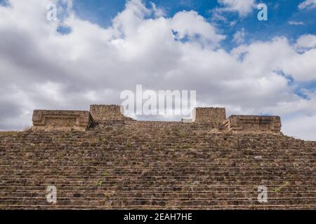 Archäologische Stätte Monte Albán, antike Hauptstadt der Zapoteken und UNESCO-Weltkulturerbe, auf einer Bergkette in der Nähe von Oaxaca-Stadt, Oaxaca, Mexiko. Stockfoto