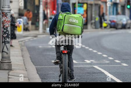 Dublin, Irland. Februar 2021, 09th. Ein Uber isst Kurier gesehen Reiten in Dublin Stadtzentrum während Level 5 Covid-19 Lockdown. Kredit: SOPA Images Limited/Alamy Live Nachrichten Stockfoto