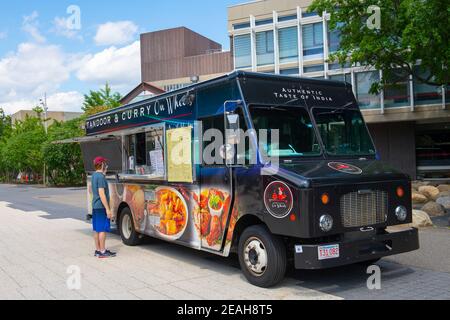 Food Catering Truck in der Nähe von Old Harvard Yard in Harvard University, Stadt Cambridge, Massachusetts MA, USA. Stockfoto