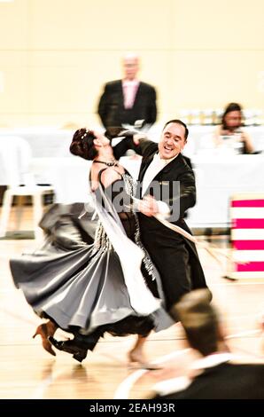Ein paar Tanztänzer in Bewegung. Bild ist nicht fokussiert. Stockfoto