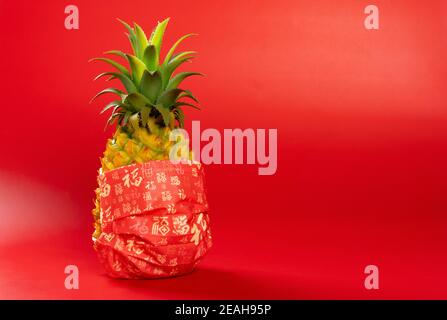 Seitenansicht Ananas trägt eine medizinische Maske mit chinesischen gedruckt Charaktere bedeuten Glück Stockfoto