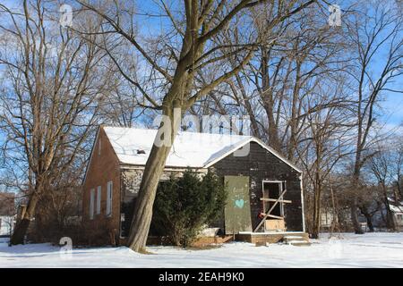 Solitary verlassen verbrannt Detroit Haus im Winter in Brightmoor mit Ein Herz auf der Tür gemalt Stockfoto