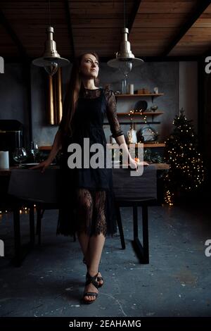 Porträt einer Frau in voller Länge. Die Frau trägt ein schwarzes elegantes Kleid Stockfoto