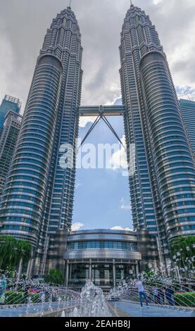 Blick vom Boden auf die Petronas Twin Towers Stockfoto
