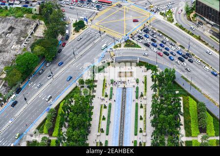 Luftaufnahme von der Skybridge bei den Petronas Twin Towers Zur Jalan Ampang Straße Stockfoto