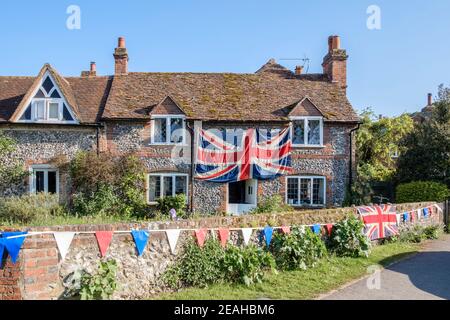 Englisches Cottage mit Union Jack Flagge und Bund für königliche Hochzeit von Prinz Harry und Meghan Markle, Mai 2018 Stockfoto