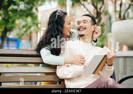 Frau überrascht Freund Stockfoto