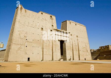 Beeindruckender Eingang zum altägyptischen Tempel des Horus in Edfu, Ägypten. Stockfoto